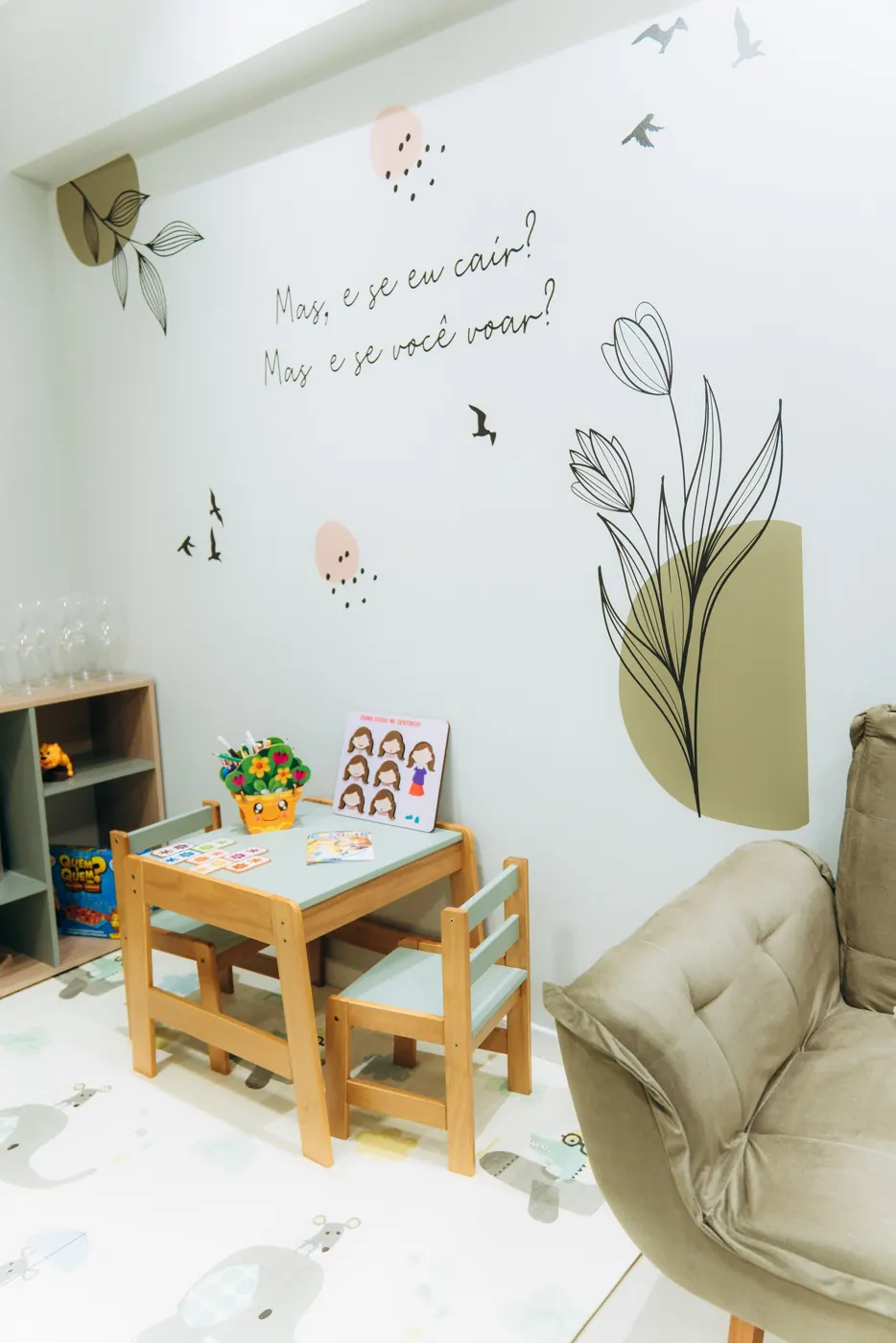 Cantinho infantil com mesinha e brinquedos