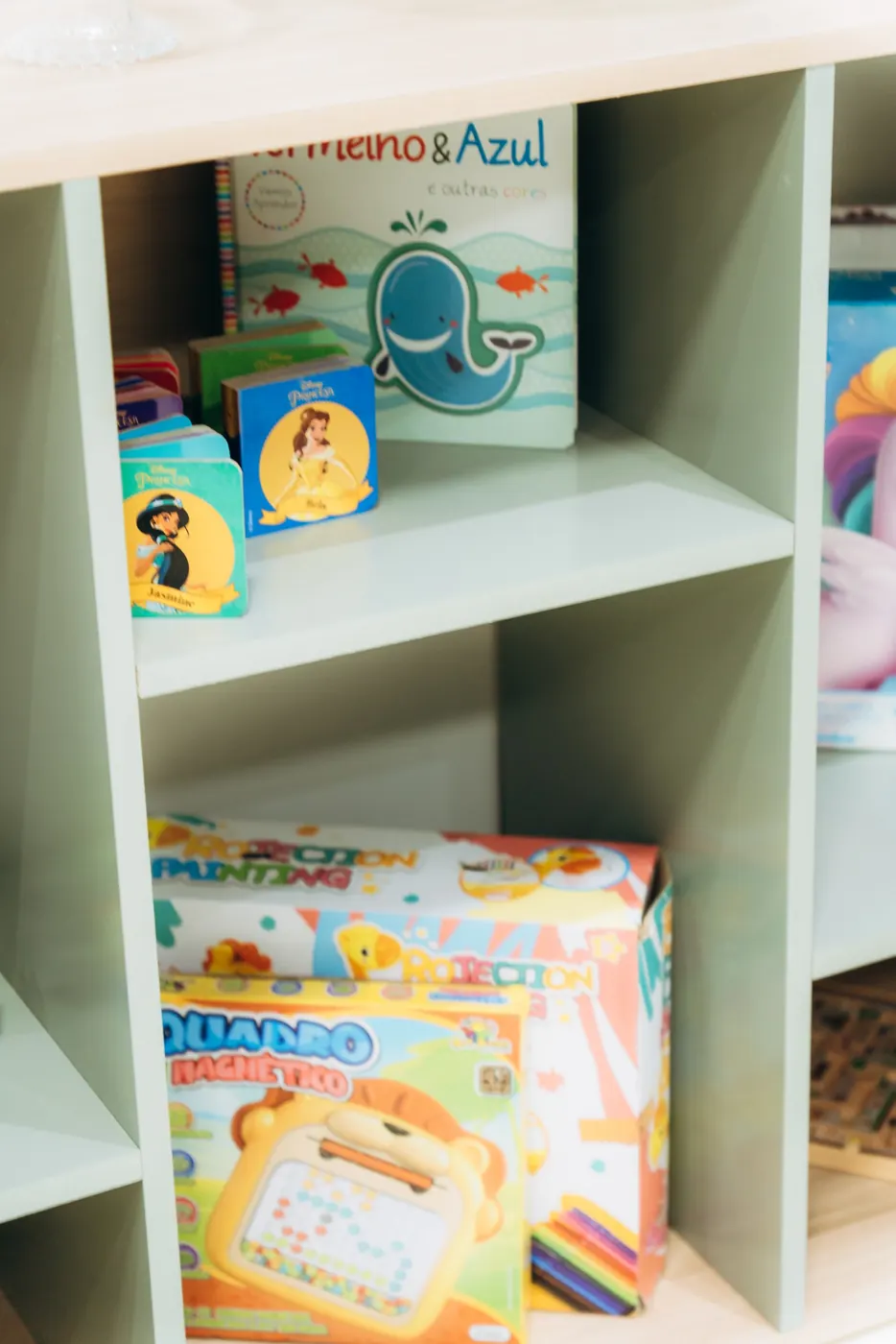 Estante com jogos e brinquedos