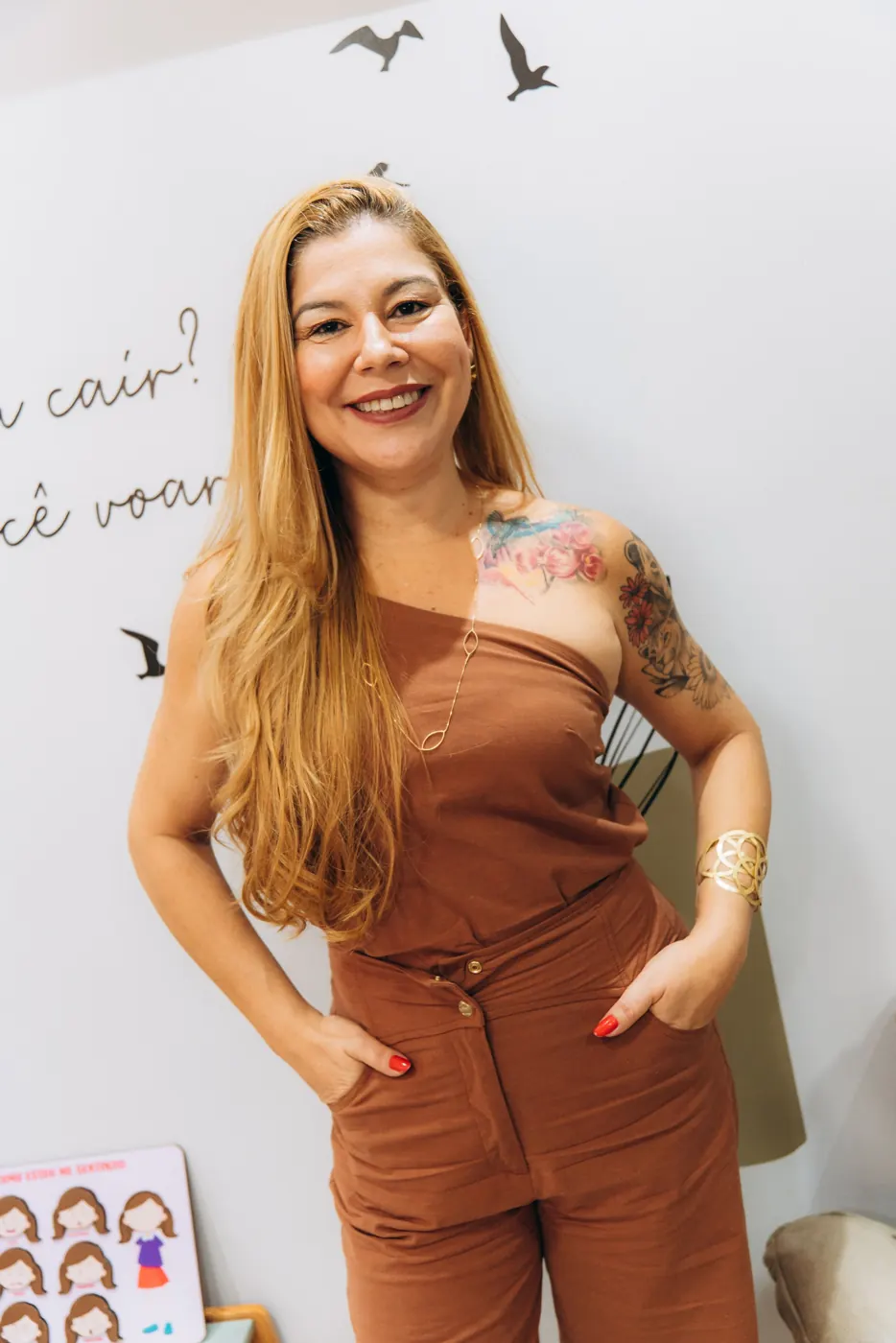 Psicóloga Alessandra Gracina sorrindo no consultório Anima